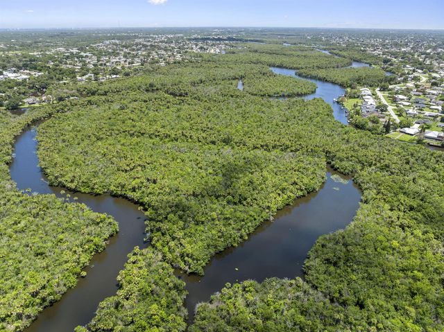 512 NE Canoe Park Circle, Port St. Lucie, FL 34983