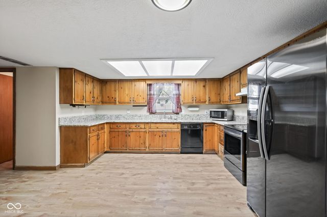 725 Summitcrest Drive, Indianapolis, IN 46241