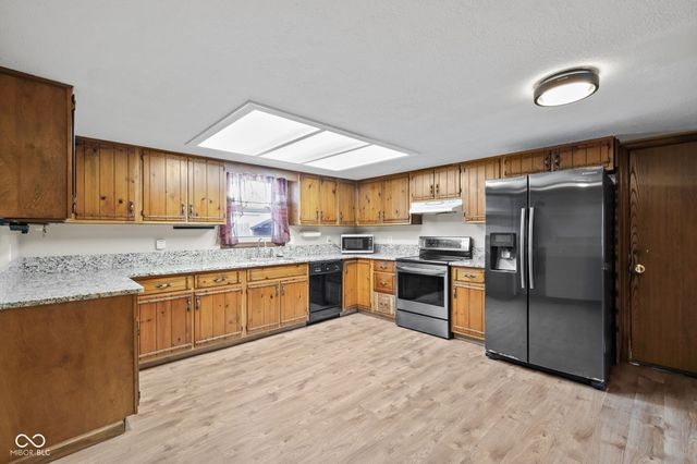 725 Summitcrest Drive, Indianapolis, IN 46241