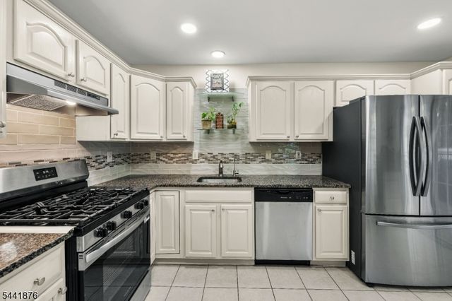 8 Henry Ct, Plainsboro Twp., NJ 08536