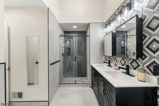 8 Henry Ct, Plainsboro Twp., NJ 08536