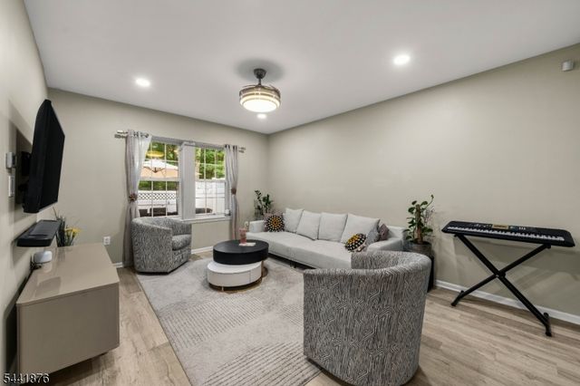 8 Henry Ct, Plainsboro Twp., NJ 08536