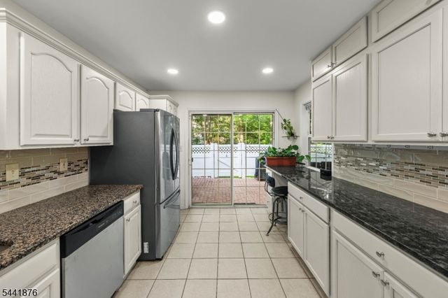 8 Henry Ct, Plainsboro Twp., NJ 08536