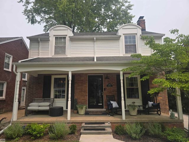 1830 Kenmore Drive, Grosse Pointe Woods, MI 48236