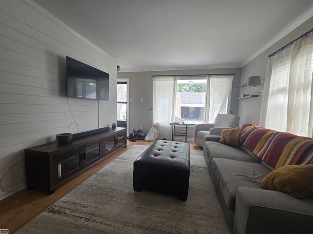 1830 Kenmore Drive, Grosse Pointe Woods, MI 48236