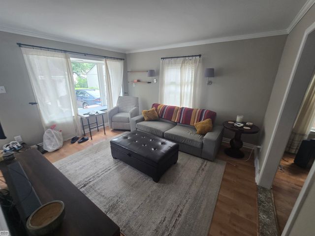 1830 Kenmore Drive, Grosse Pointe Woods, MI 48236