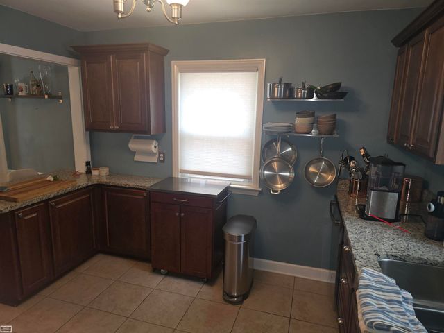 1830 Kenmore Drive, Grosse Pointe Woods, MI 48236