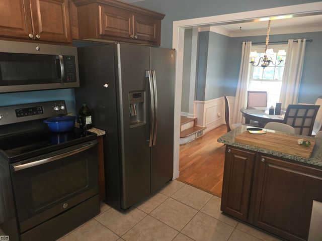 1830 Kenmore Drive, Grosse Pointe Woods, MI 48236