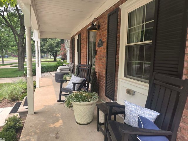 1830 Kenmore Drive, Grosse Pointe Woods, MI 48236