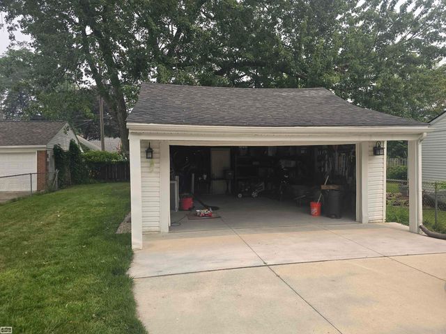 1830 Kenmore Drive, Grosse Pointe Woods, MI 48236