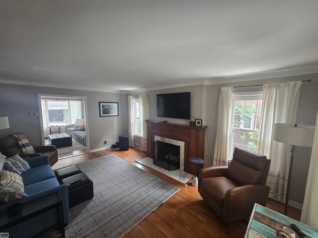 1830 Kenmore Drive, Grosse Pointe Woods, MI 48236