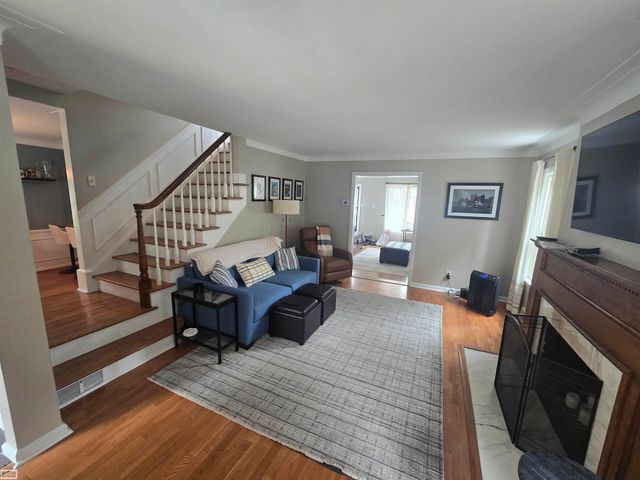 1830 Kenmore Drive, Grosse Pointe Woods, MI 48236
