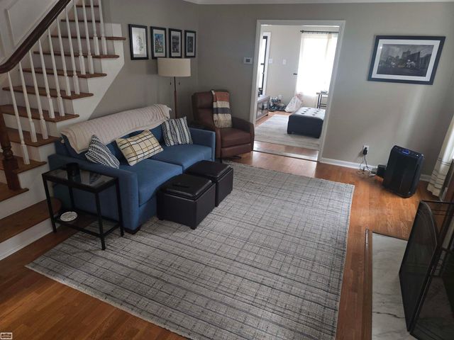 1830 Kenmore Drive, Grosse Pointe Woods, MI 48236