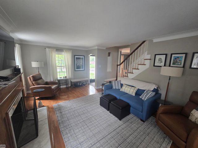1830 Kenmore Drive, Grosse Pointe Woods, MI 48236