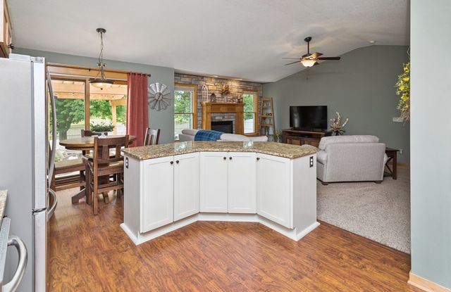 1914 Country Cove Lane, Altoona, IA 50009