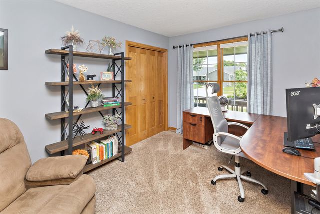 1914 Country Cove Lane, Altoona, IA 50009