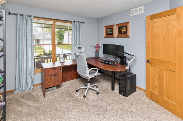1914 Country Cove Lane, Altoona, IA 50009