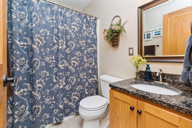 1914 Country Cove Lane, Altoona, IA 50009