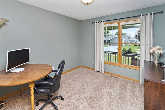 1914 Country Cove Lane, Altoona, IA 50009