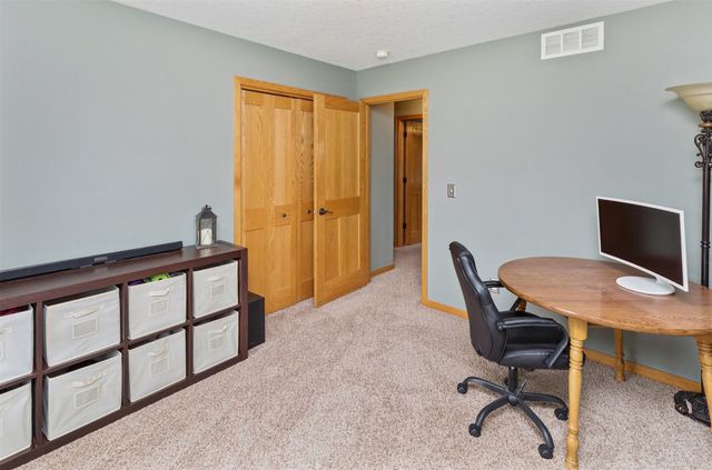 1914 Country Cove Lane, Altoona, IA 50009