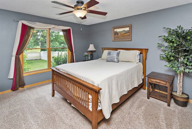 1914 Country Cove Lane, Altoona, IA 50009