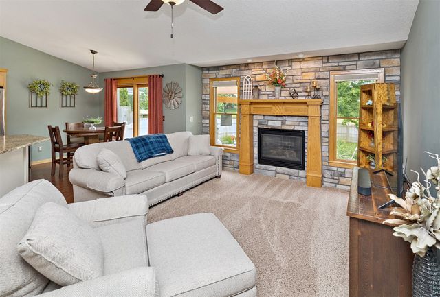 1914 Country Cove Lane, Altoona, IA 50009