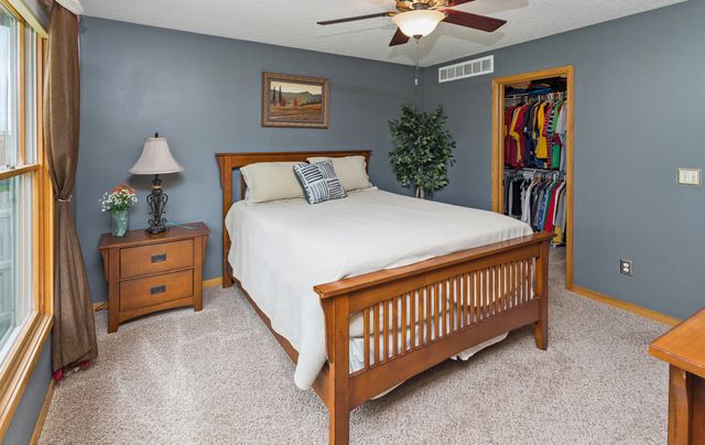 1914 Country Cove Lane, Altoona, IA 50009
