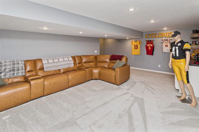 1914 Country Cove Lane, Altoona, IA 50009