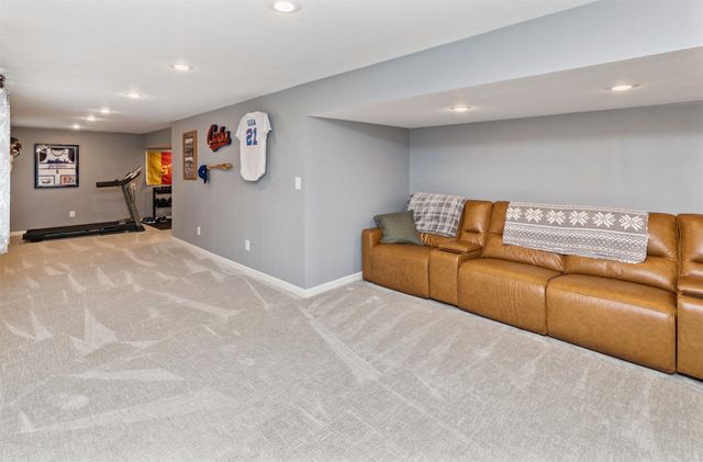 1914 Country Cove Lane, Altoona, IA 50009