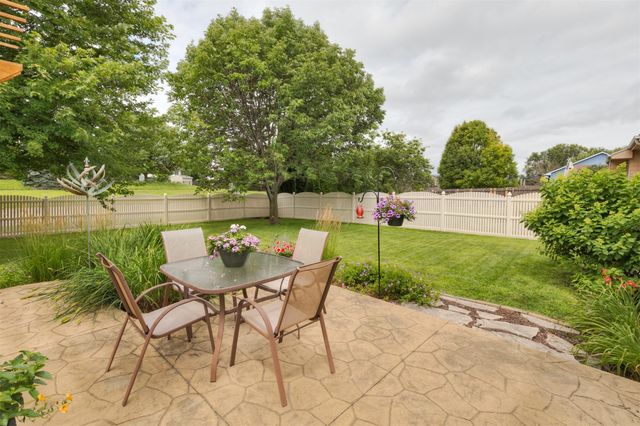 1914 Country Cove Lane, Altoona, IA 50009
