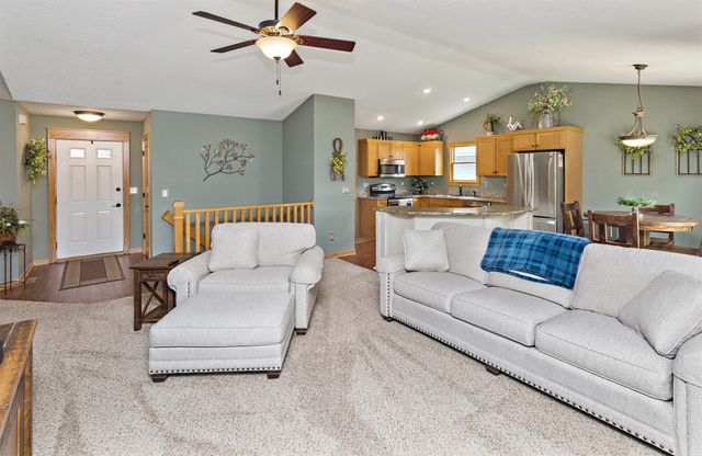 1914 Country Cove Lane, Altoona, IA 50009