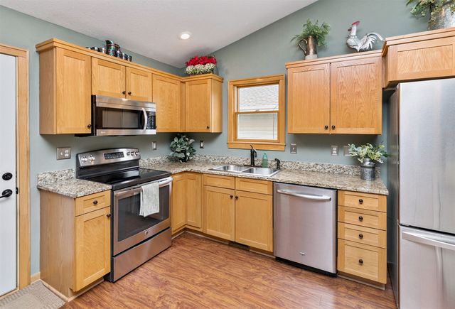 1914 Country Cove Lane, Altoona, IA 50009