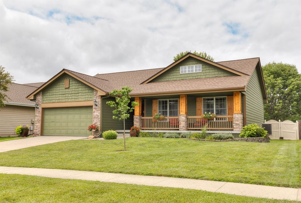 1914 Country Cove Lane, Altoona, IA 50009