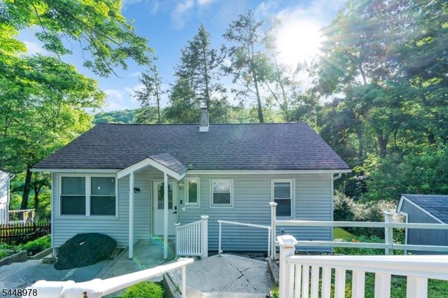 69 Roosevelt Ave, Jefferson Twp., NJ 07438