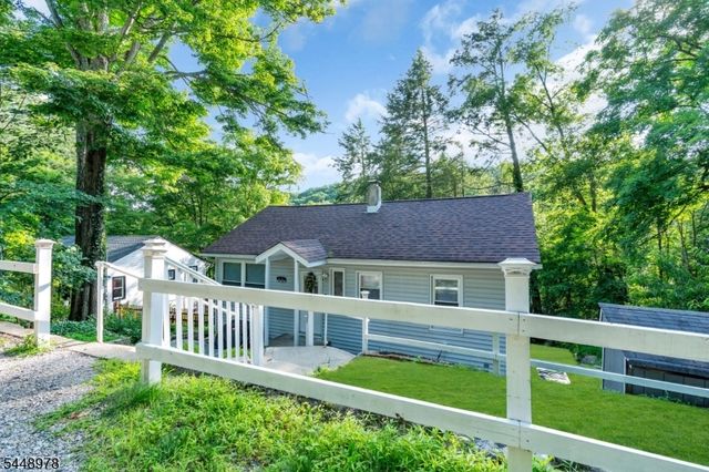 69 Roosevelt Ave, Jefferson Twp., NJ 07438