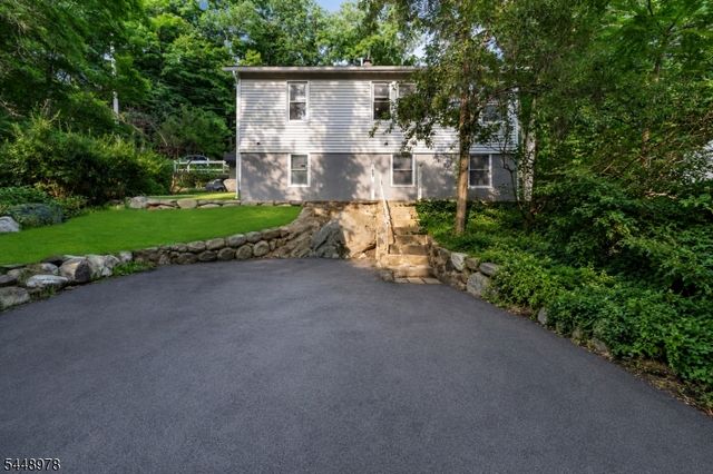 69 Roosevelt Ave, Jefferson Twp., NJ 07438