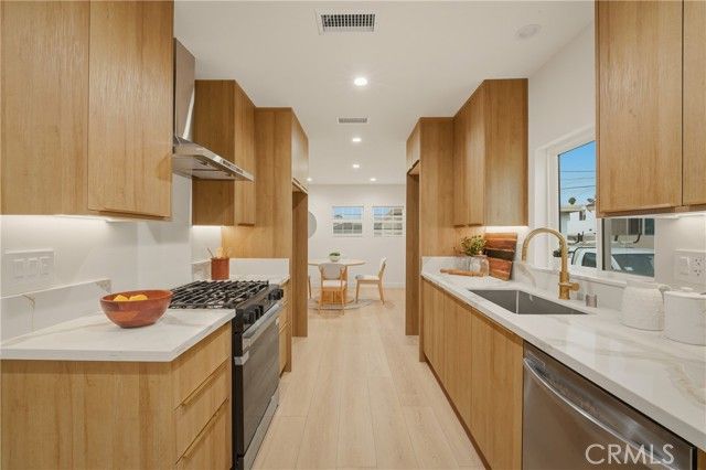 1111 W 98th Street, Los Angeles, CA 90044