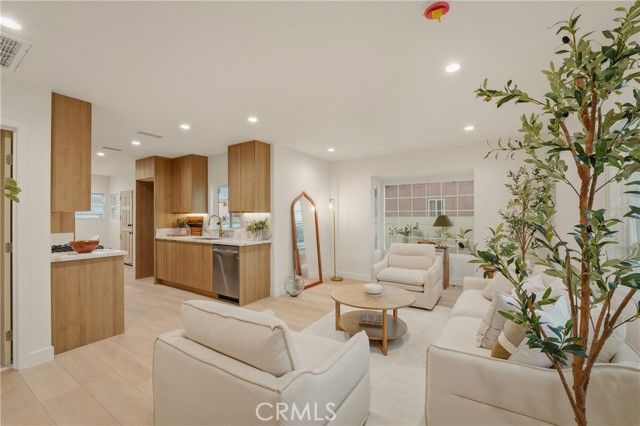 1111 W 98th Street, Los Angeles, CA 90044