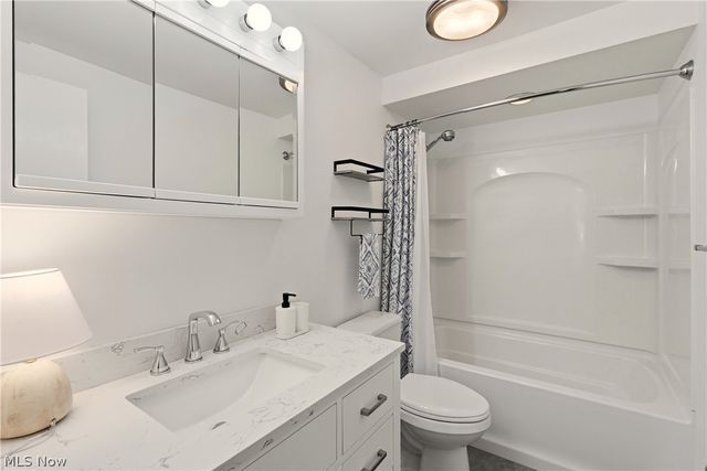 17650 Walnut Trail, Chagrin Falls, OH 44023