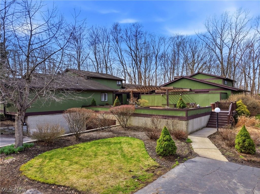 17650 Walnut Trail, Chagrin Falls, OH 44023