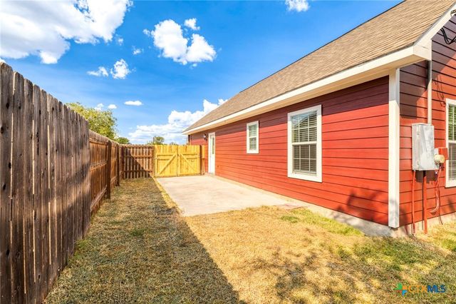 1628 Armstrong Street, Luling, TX 78648