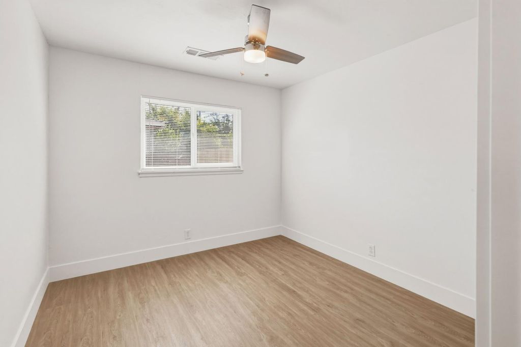 Image 11 of property listing at 5703 E Hampton Way, Fresno, CA 93727