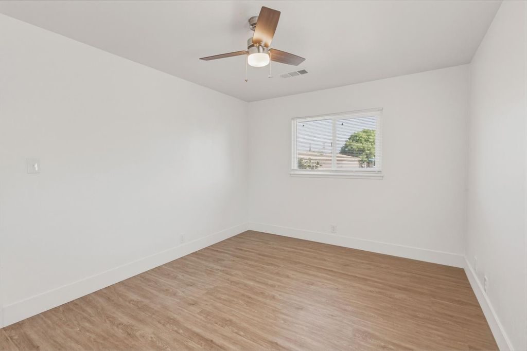 Image 13 of property listing at 5703 E Hampton Way, Fresno, CA 93727