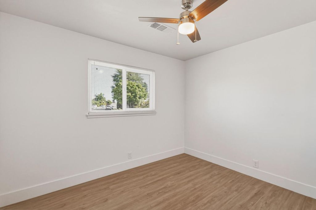 Image 15 of property listing at 5703 E Hampton Way, Fresno, CA 93727
