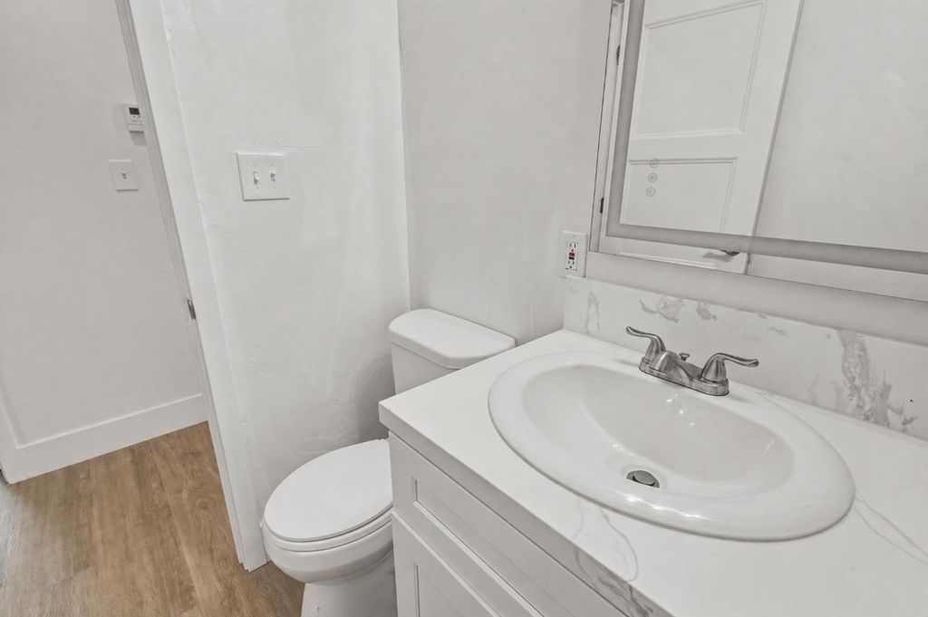 Image 18 of property listing at 5703 E Hampton Way, Fresno, CA 93727