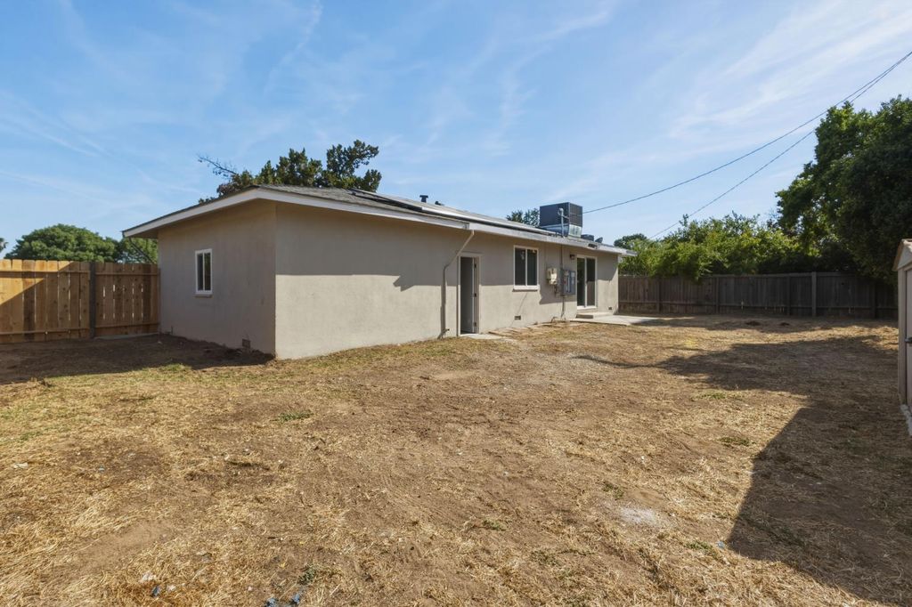 Image 19 of property listing at 5703 E Hampton Way, Fresno, CA 93727