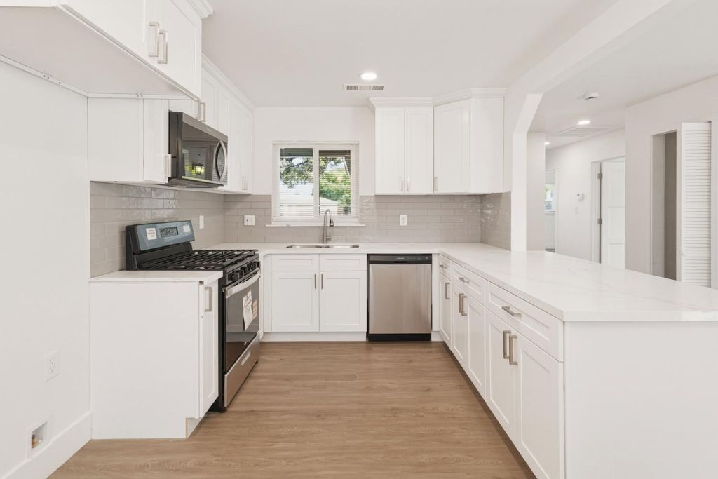 Image 2 of property listing at 5703 E Hampton Way, Fresno, CA 93727