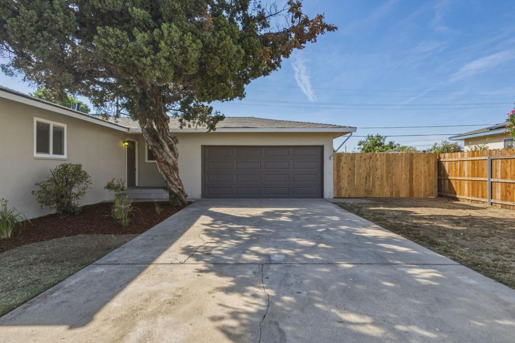 Image 20 of property listing at 5703 E Hampton Way, Fresno, CA 93727