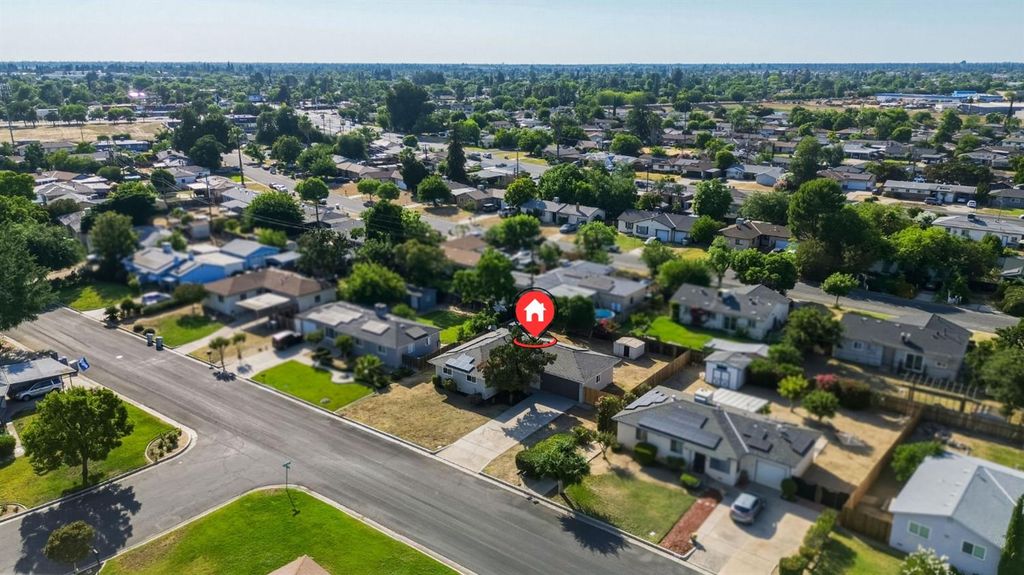 Image 21 of property listing at 5703 E Hampton Way, Fresno, CA 93727