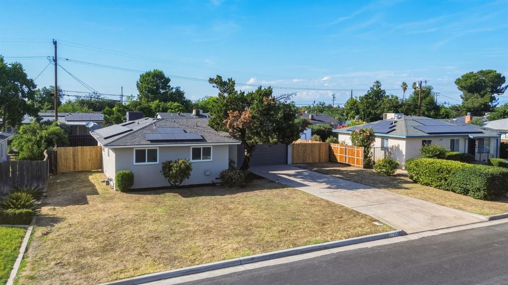 Image 3 of property listing at 5703 E Hampton Way, Fresno, CA 93727